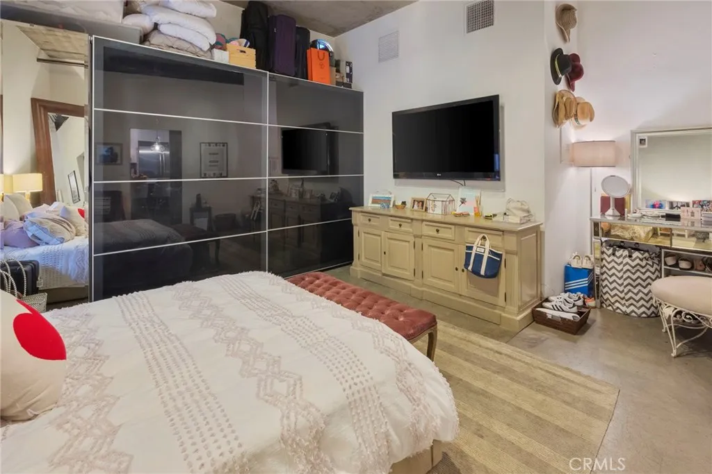 835 Locust Avenue 320, Long Beach, California 90813 home-pic-18